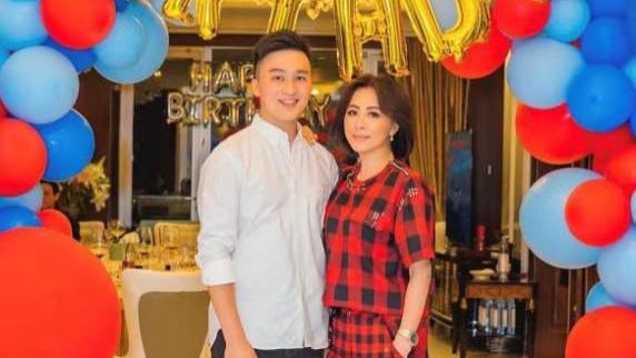 刘嘉玲|刘嘉玲罕见为侄子庆生，穿一身红挺显年轻，站一起不像隔辈像姐弟