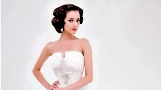 迪丽热巴|迪丽热巴早期写真被翻出，穿露肩长裙涂红色唇彩，被指造型太狂野