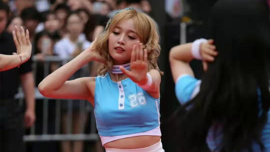 吴宣仪|吴宣仪早期演出照曝光，穿短裙在街头跳舞，网友：“赏心悦目”