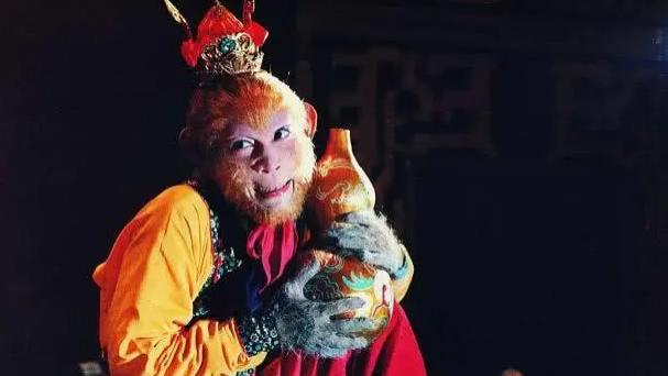 ​为什么孙悟空大大闹天宫之时如此厉害，取经路上却如此被动呢