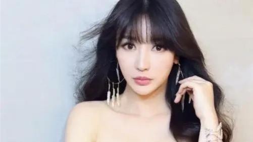 柳岩|41岁柳岩路人照被传，真实身材惹争议，网友：确定是本人？