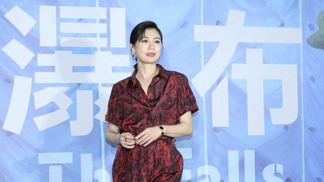 连体裤|贾静雯穿衣真“时髦”，酒红色连体裤配低马尾，高级感满分