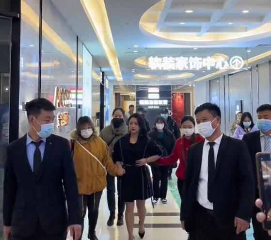 金·凯瑞|沈阳：35岁何洁参加商演，皮肤娇嫩身材有些发福，“她易孕体质”