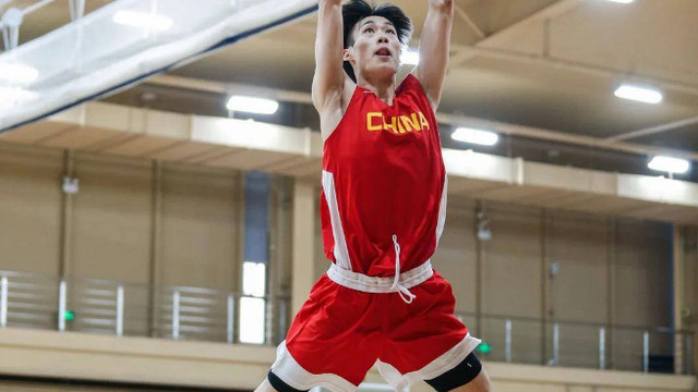 |身高1米95，却打后卫！李春江正式启用20岁国青新星！表现如何？