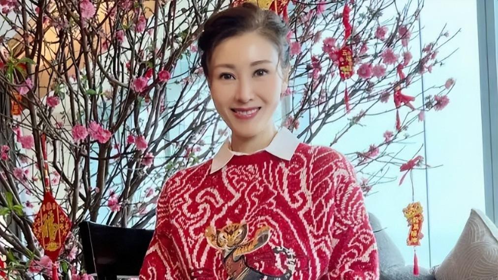 李嘉欣|51岁李嘉欣混搭风，胖14斤妩媚动人，穿西装配长裙勒出好身材