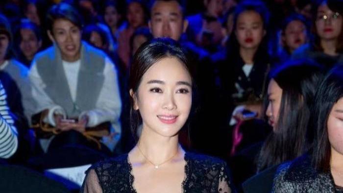 左小青|“行走的尤物”左小青：穿深V领紧身裙气质惹眼，身材惹人