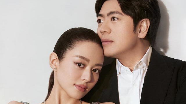 女孩 吉娜终于不秀身材！穿正装梳马尾与郎朗四指连弹，气质像极钢琴家！