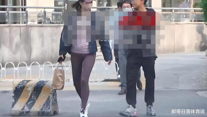 白百何|38岁白百何挺大肚逛街，穿无痕裤孕态十足，一旁儿子贴心守护