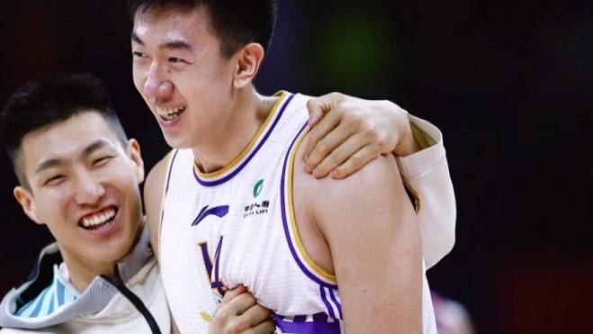 广东男篮|马布里爱徒疯狂庆祝真因曝光！重摔还被周鹏嘲笑，广东队长输球输人