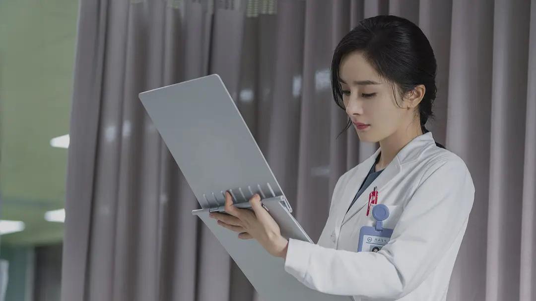 《谢谢你医生》开播，杨幂白宇互怼欢喜冤家，老戏骨实力抢镜