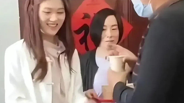 陈亚男|朱小伟带未婚妻甜蜜逛街，陈亚男却孤身一人，网友：自己作的