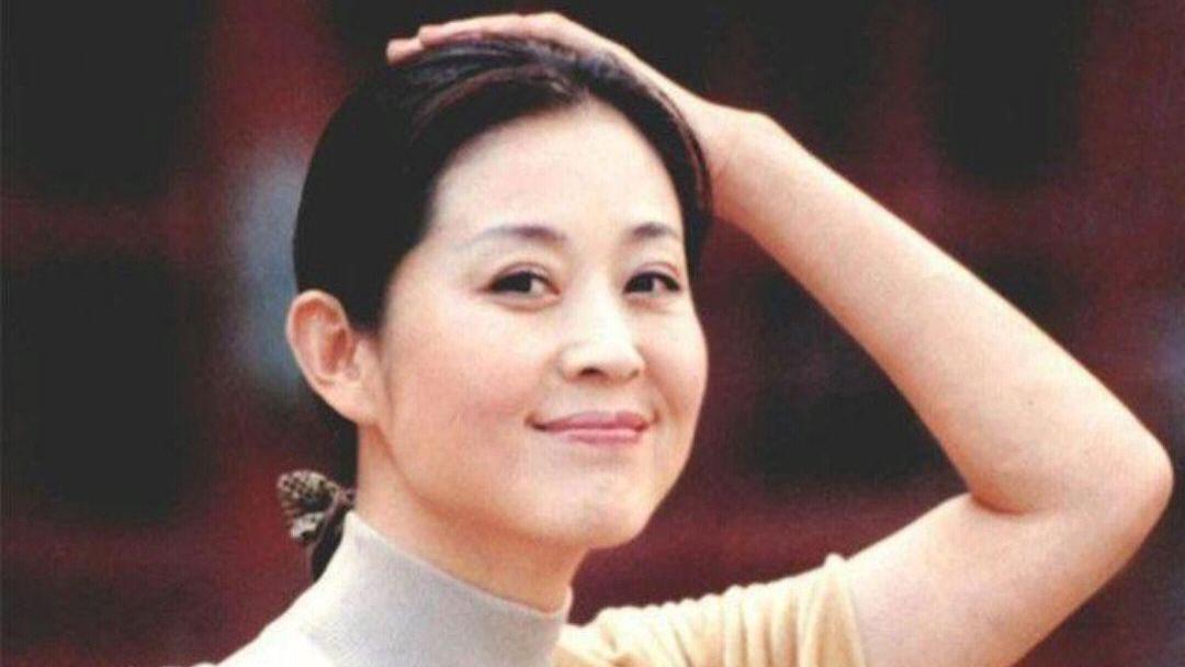 倪萍|倪萍：三婚两次失败，为救儿子给冯小刚下跪，46岁嫁导演终获幸福