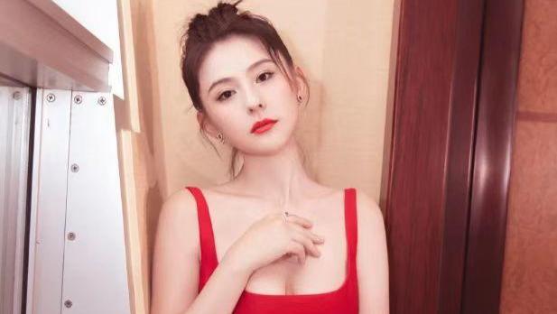 “热依扎”身材真丰满，穿吊带连衣裙裙气场全开，轻松美出新高度