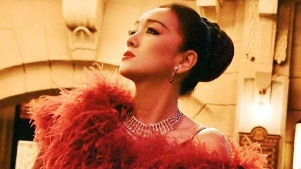 巩俐|57岁的巩俐复古红唇，气质迷人！网友：巩皇就是巩皇！