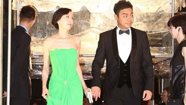 刘青云|刘青云真是高攀了！妻子穿抹胸裙身段绝了，温柔气质更是养眼