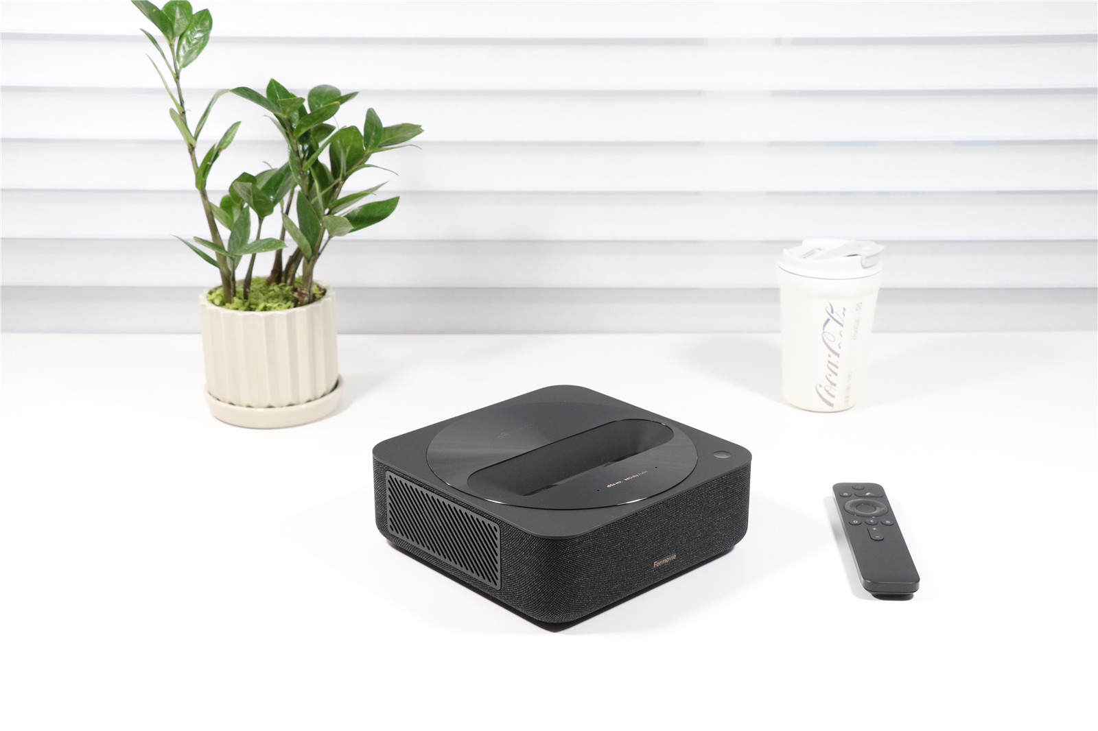 投影仪|贴墙投出百吋画面 你的第一台超短焦激光投影 可以是峰米R1 Nano