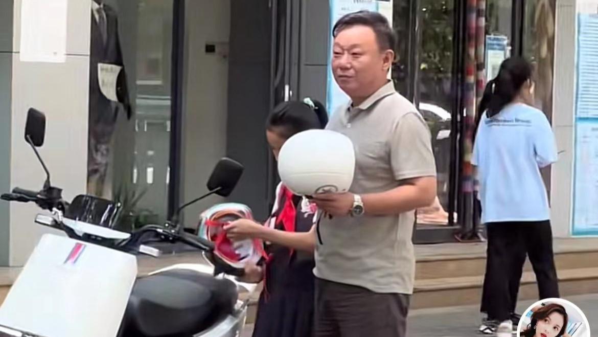 邵峰|演员邵峰罕见露面，挺大肚腩头顶秃一块儿，街头与人争执表情严肃