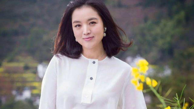 白雪|“歌坛女神”白雪中年翻红，离婚后找个小男友，事业爱情双丰收