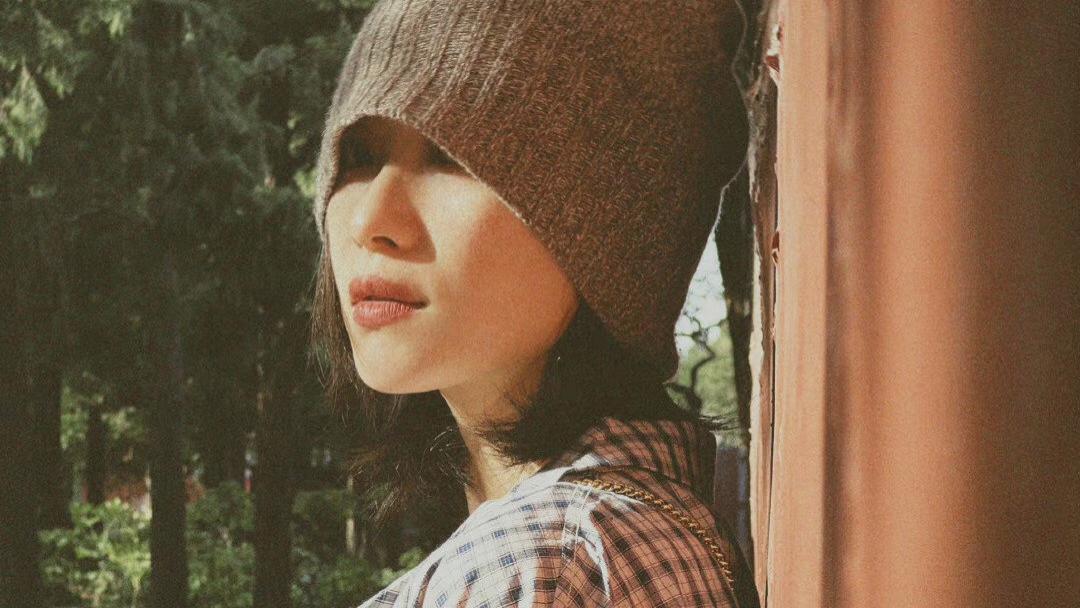 倪妮|倪妮私服永远清爽利落，旅拍自成一派，美女太喜欢格子衫了吧