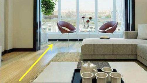 客厅到阳台，瓷砖“通铺”还是“分铺”？不小心选错，入住就想哭