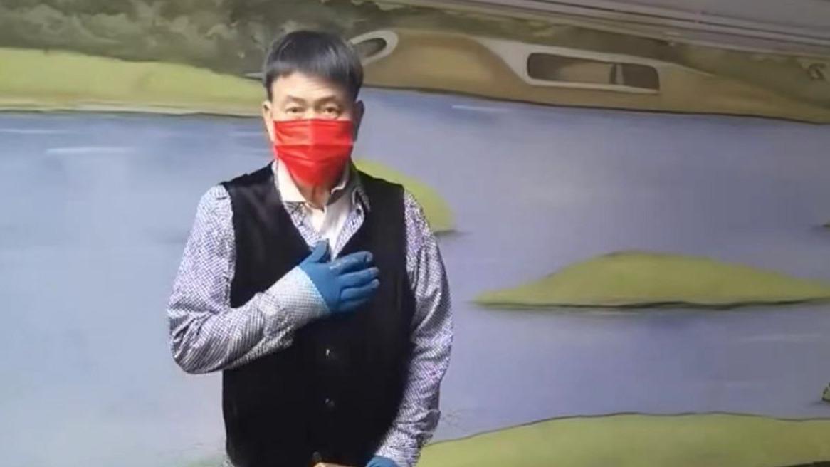 万梓良|64岁万梓良定居湖南拍戏，阵仗大阻碍道路，穿6千元长裤手拿木棍