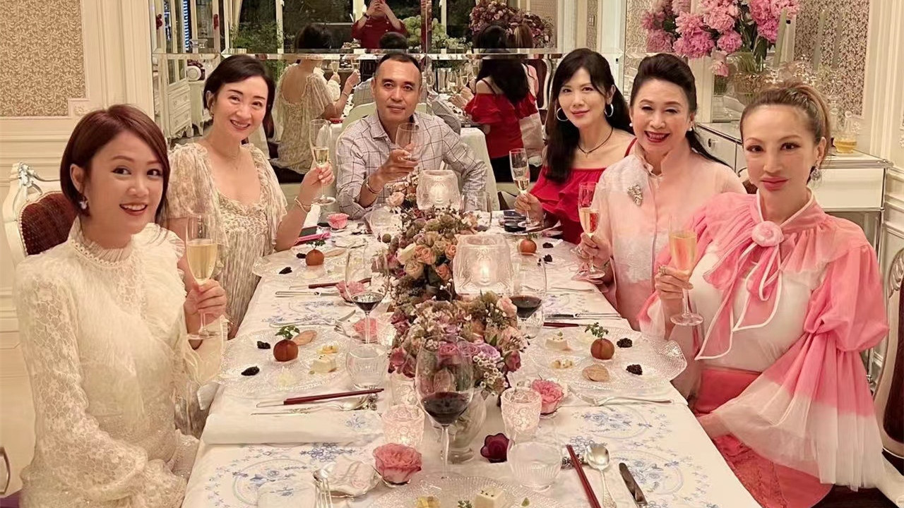 王心凌|老戏骨豪宅宴请梁小冰，鱼子酱鲍鱼摆满桌，过百件水晶价值上千万