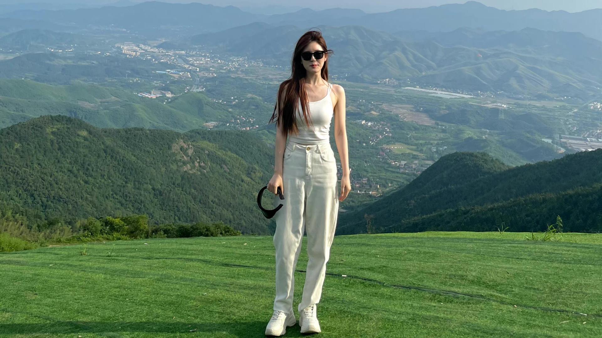 赵露思|赵露思换下古装爬山，合身小背心展现姣好身材