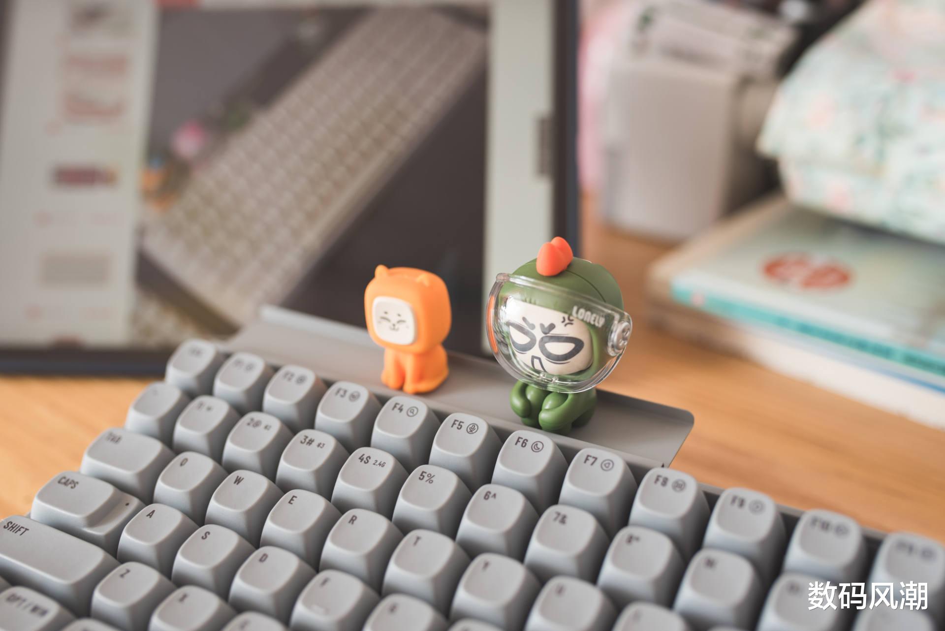 电池|玩起键圈文化新形态,洛斐小翘100三模机械键盘,将潮流进行到底