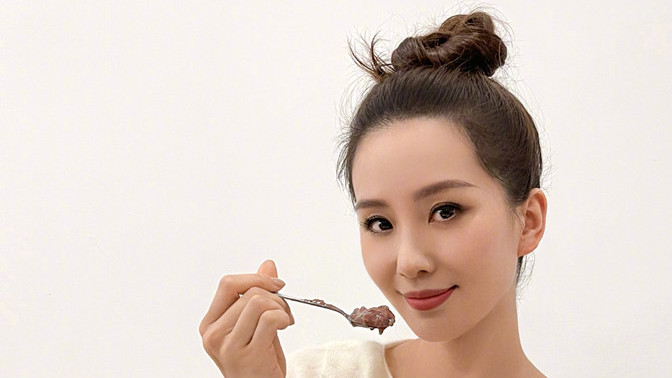 王一博|刘诗诗独自过腊八节，穿毛衣配牛仔裤，扎丸子头大脑门反光太抢镜