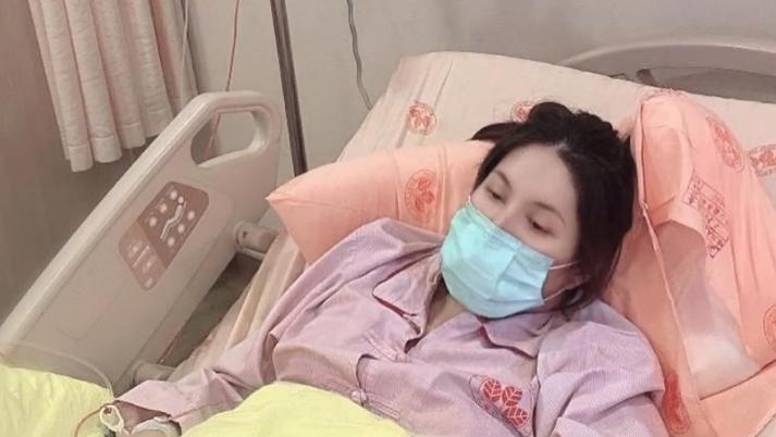 余苑绮|抗癌女星余苑绮虚弱到不能站，母亲节收女儿礼物展笑颜，已立遗嘱