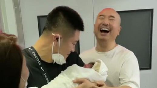 王小利|王小利半岁孙子近照曝光！脸胖嘟嘟头发乌黑浓密，被指像翻版刘能