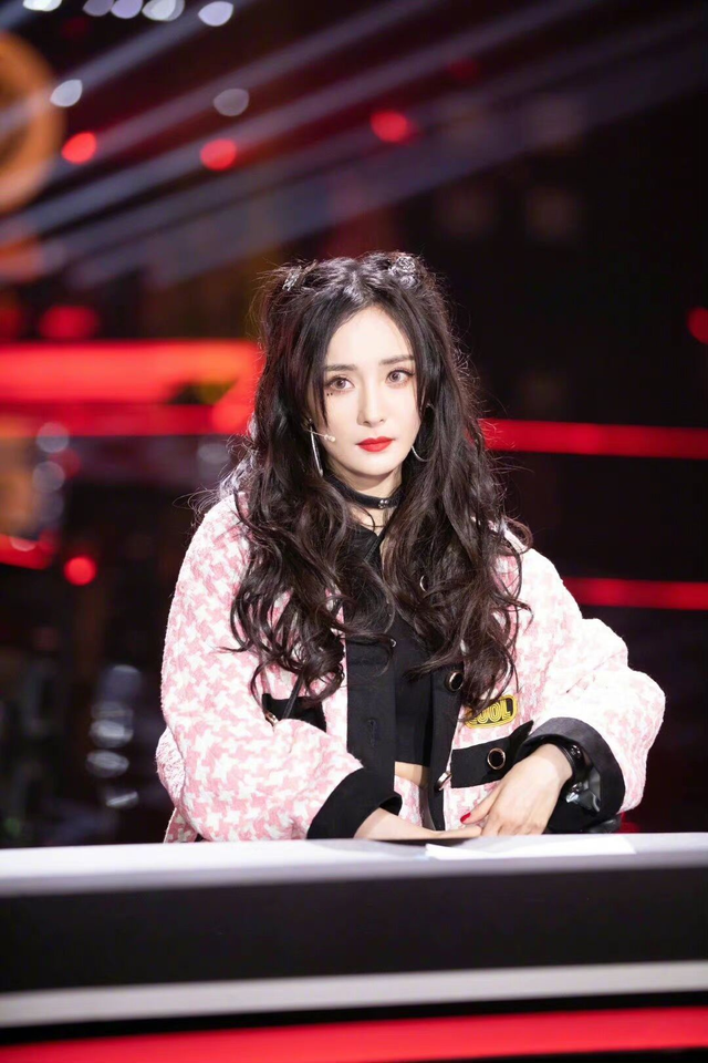 杨幂杨幂真的有35岁吗穿二分裙时髦又减龄看着像大姑娘