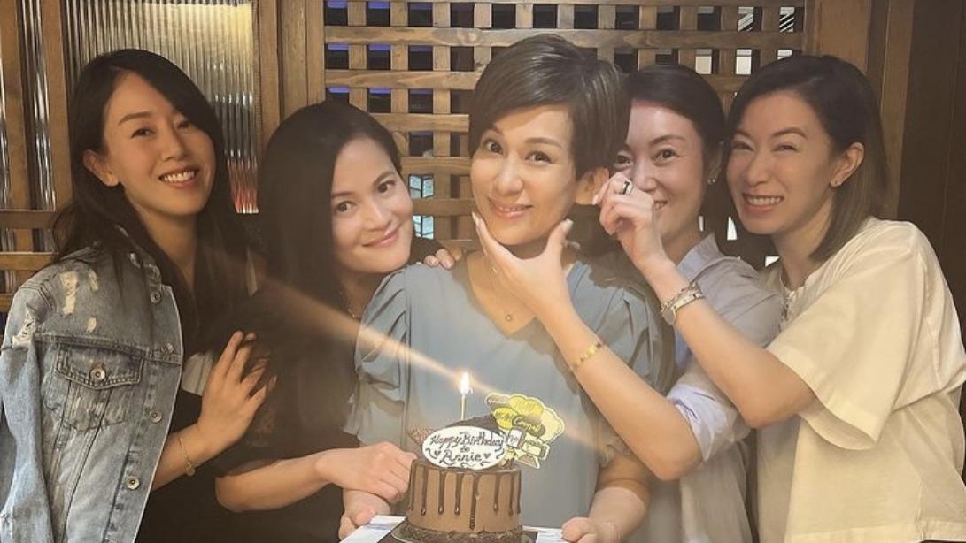 文颂娴|文颂娴庆祝46岁生日，与佘诗曼组饭局庆祝，姐妹贴脸合照笑容好甜