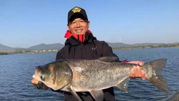 师父|90年代放弃20万年薪专职钓鱼，“中国钓王”邓刚，现在怎么样了？