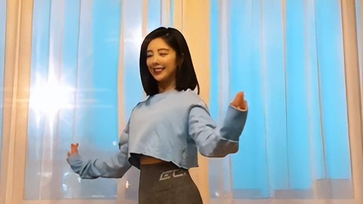 赵奕欢|34岁赵奕欢跳舞秀细腰！上衣太短露出黑色内搭，双腿修长十分柔软