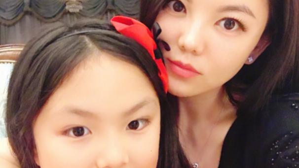 王诗龄|王诗龄为母亲李湘送祝福，晒两人合影独裁掉爸爸，网友：太懂事了