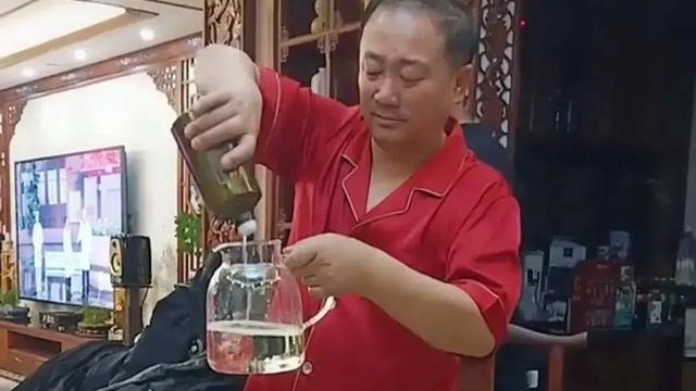 |师父简朴，徒弟摆阔，赵家班成名后，赵本山与徒弟们的奢靡成对比