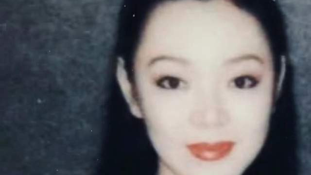 香港小姐|胡明轩母亲晒90年代照片！浓妆艳抹港姐风十足，颜值很高酷似巩俐