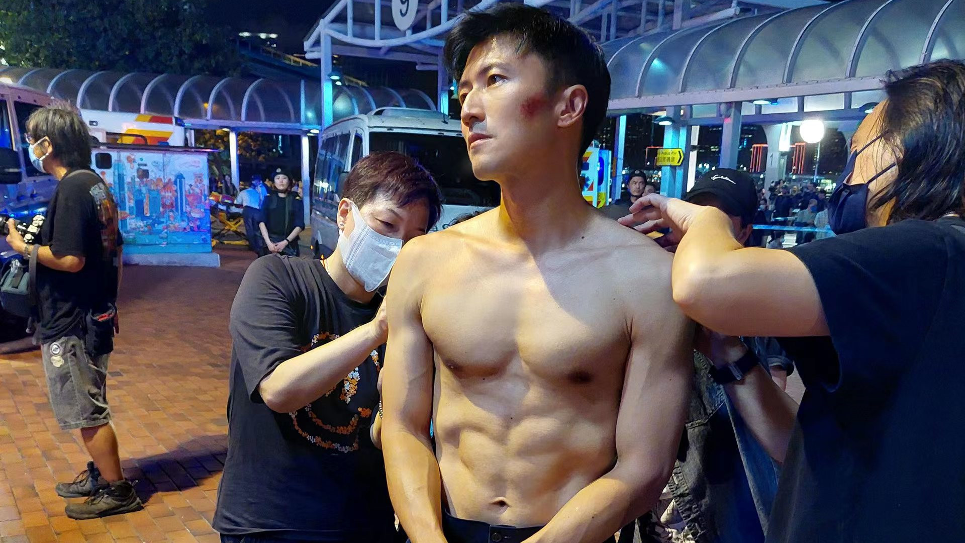 谢霆锋|引围观！谢霆锋现身中环为《海关战线》开工，赤裸上身大秀爆肌身材