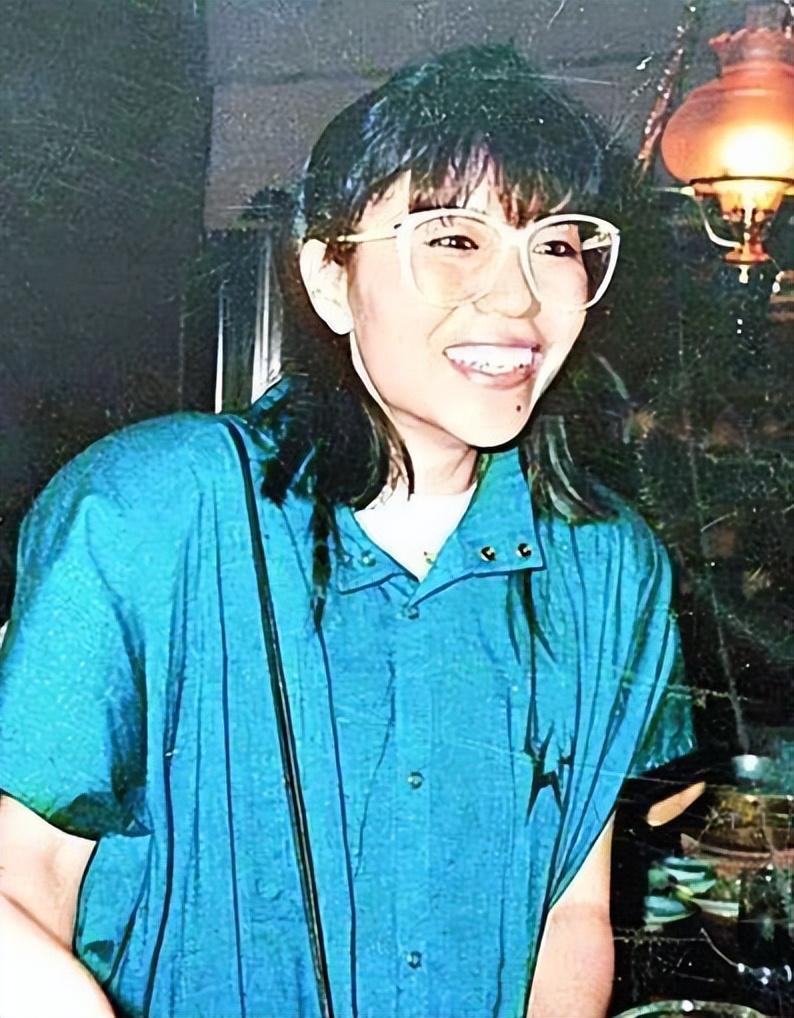 嫁歌坛天王隐婚流产致不孕, 最终小三上位, 原配心冷遁入空门