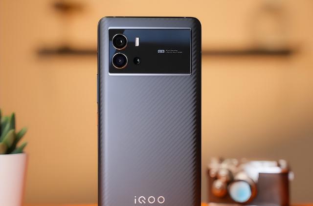 iqoo|开始降价!120瓦快充+骁龙8Gen1芯片,这款iQOO旗舰可以考虑一下