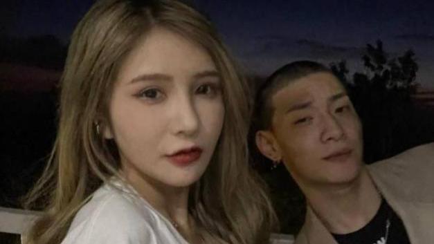 何婧婧|网红新腾宣布分手，何婧婧痛哭砸东西，前男友殷世航曝分手原因