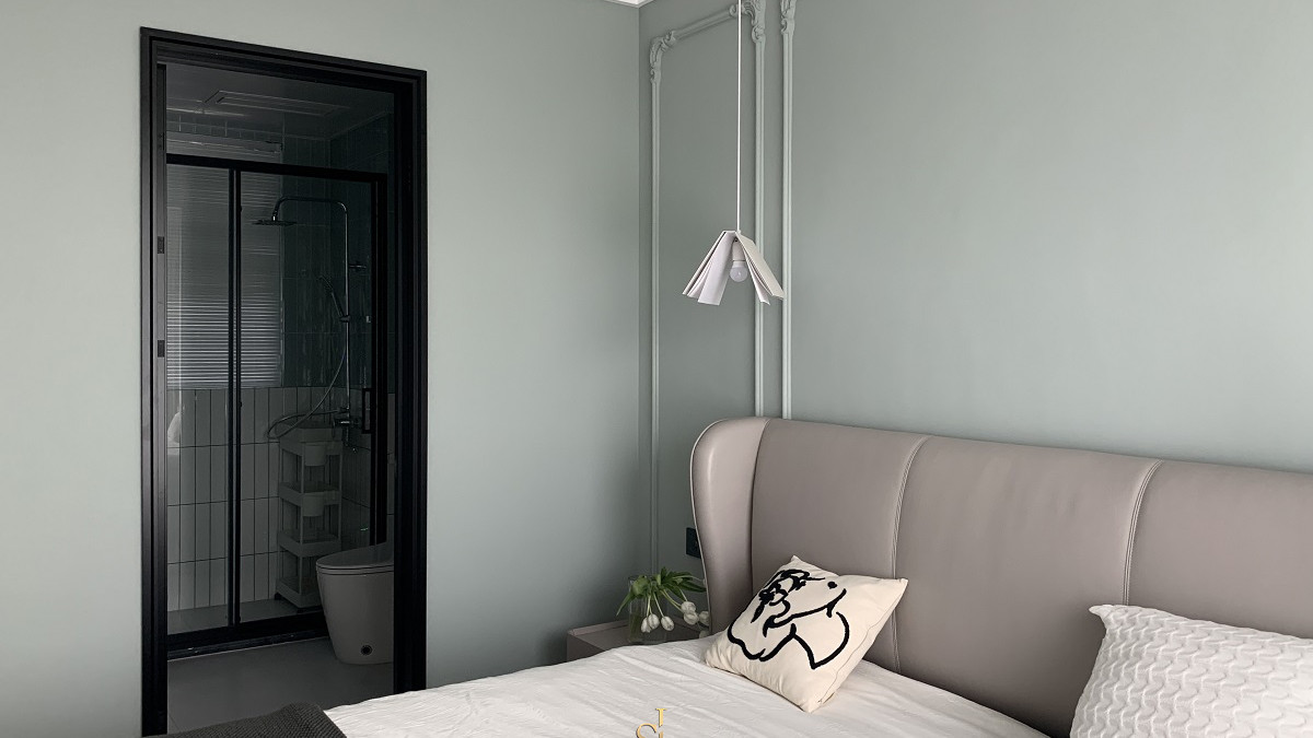 听我的准没错，小女生的卧室背景墙就用石膏线+奶咖，浪漫还温馨