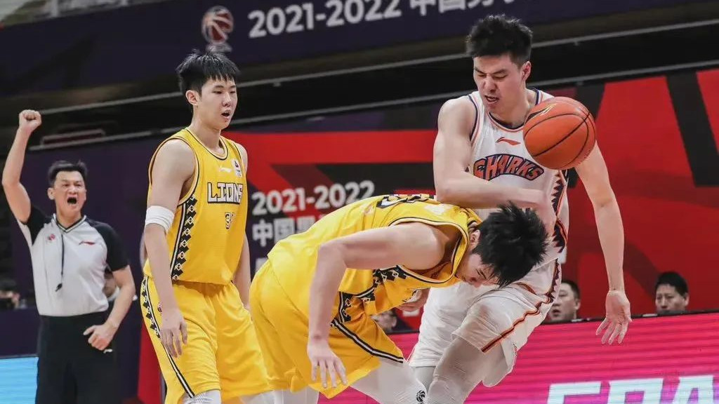 季后赛|炸了！CBA又一重磅罚单！恶意肘击啊！真想干废对手