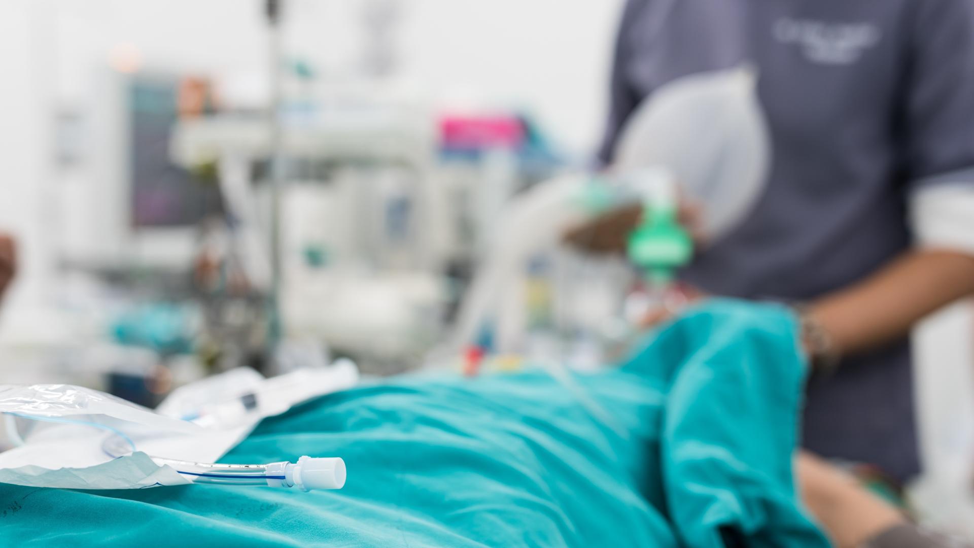 医生|手术中患者突然变得通红，麻醉医生立即展开抢救