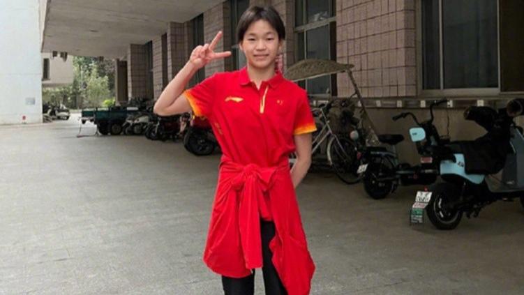 全红婵|全红婵模样大变！陈若琳亲手给她剪头发，中分新发型，成熟了不少