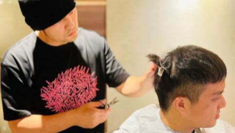 周杰伦|周杰伦做理发师？给朋友刘海剪成倒三角，略显突兀朋友仍感激不尽