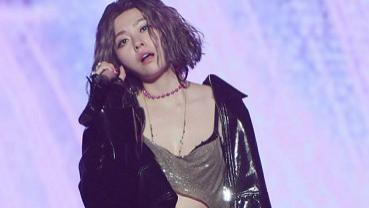 张靓颖|张靓颖释怀谈前任，穿衣风格也越来越自信，沙漏型身材美出新高度