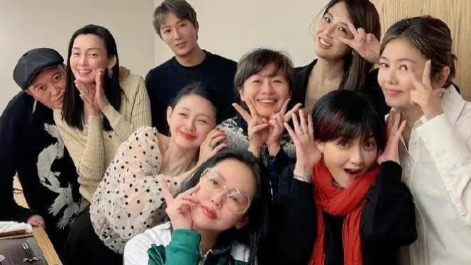 大S|大s与好友聚会！瘦太狠脸颊凹陷更好看，双手搂异性脖子亲密合照