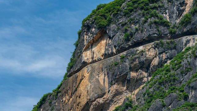 浙江省|打卡重庆第一深谷却被这条悬崖天路惊艳，比郭亮村挂壁公路还惊险